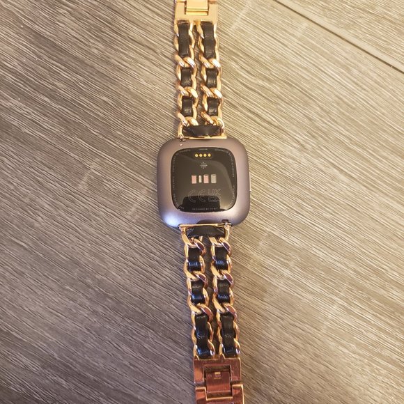 FitBit Versa 2 with charger & 2 fashion bands - Picture 4 of 11
